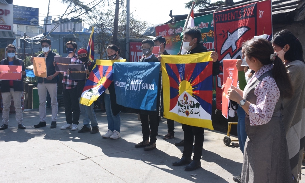 Activists condemn the arrest of 12 HK activist at Mcloed ganj square on Oct. 24, 2020 (Phayul photo-Kunsang Gashon)