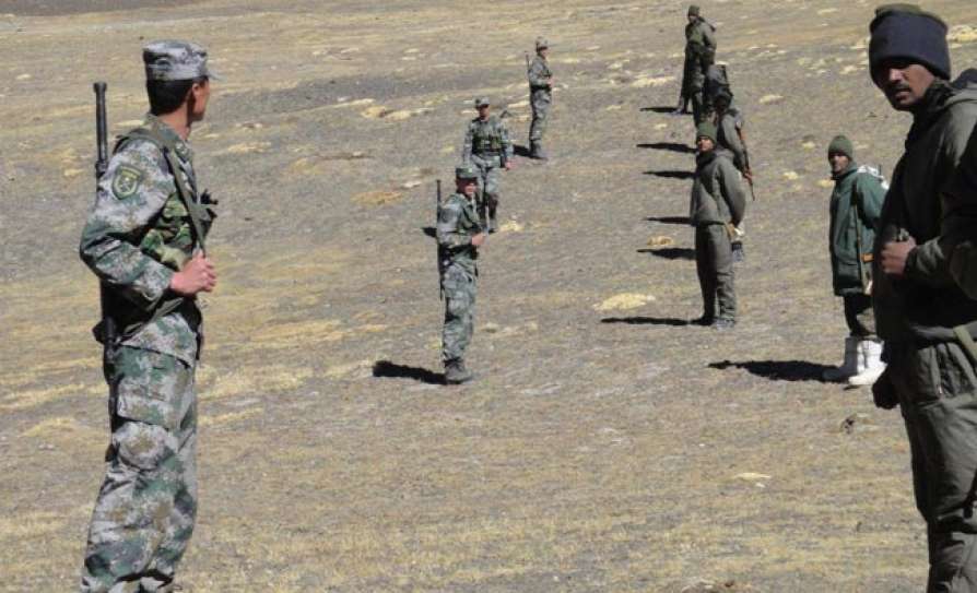 Indian and Chinese troops near the LAC in Ladakh (photo Newsmobile)