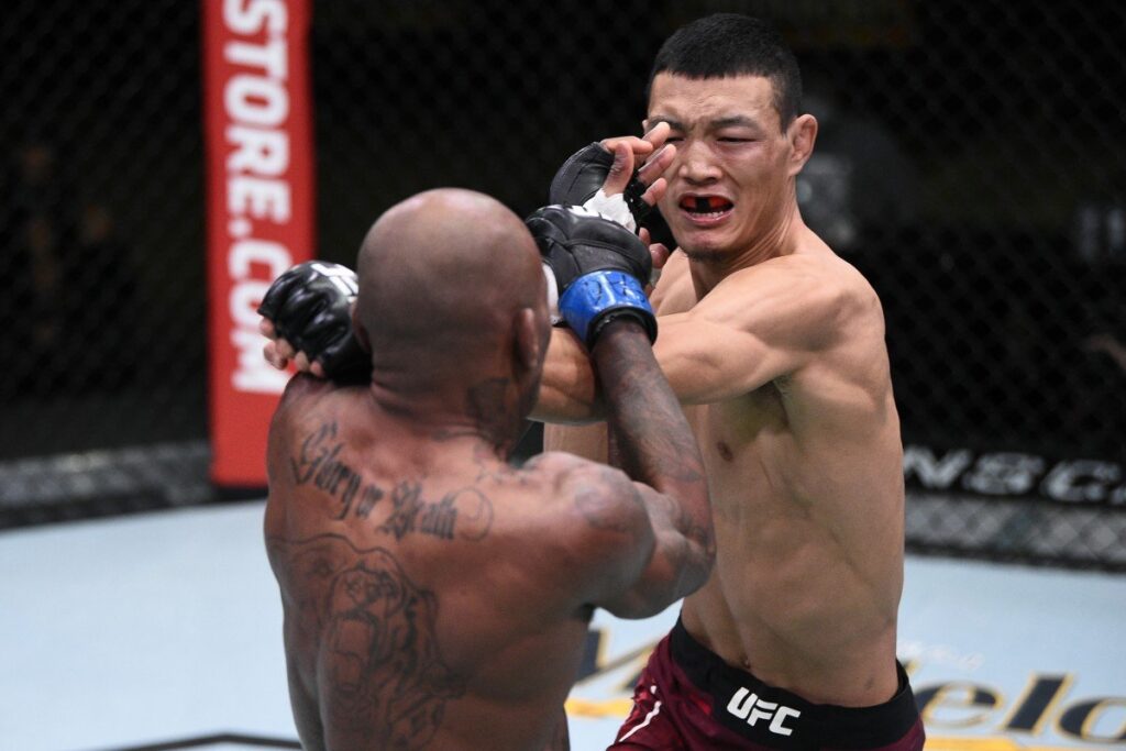 Sonam Dorji lands one on Malcom Gordon during the fly weight bout on Sunday at Las vegas (SCMP)