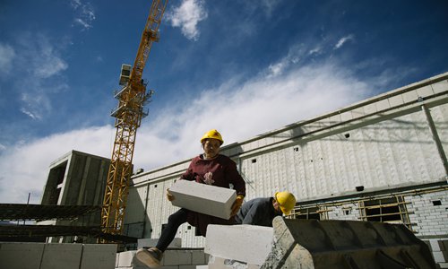 Workers at the construction site of Ningsua's date centre on March 8,2020 (Photo- Global Times)